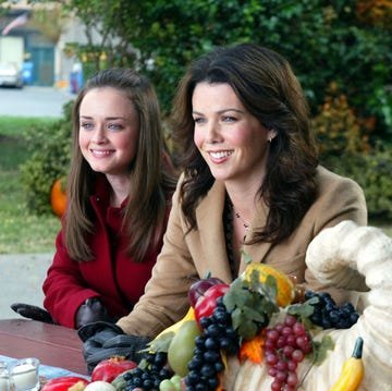 los angeles october 24 let the games begin l r alexis bledel as rory gilmore, lauren graham as lorelai gilmore photo by mitchell haddadcbs photo archive via getty images